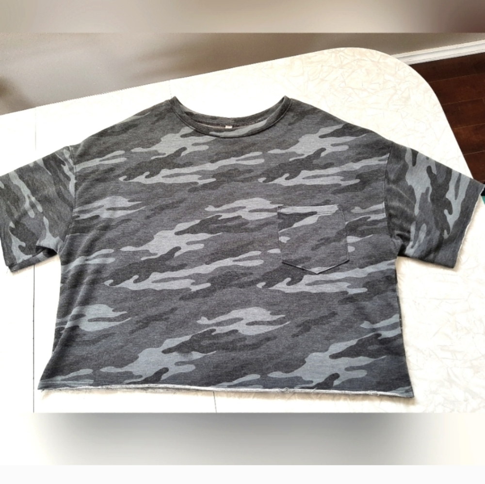 4 Size Large Tops - Picture 4 of 5
